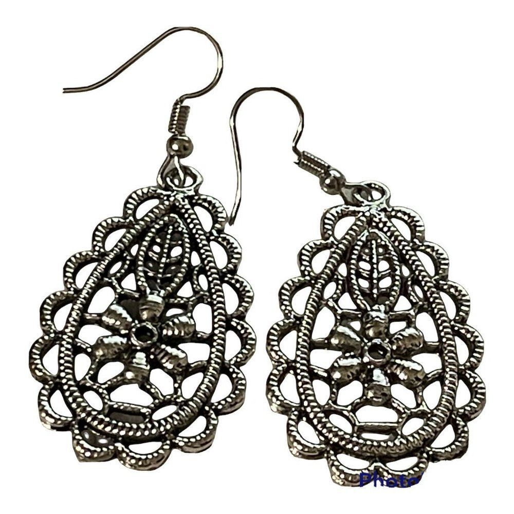 silver tone openwork floral daisy dangle earrings  hook  Rope